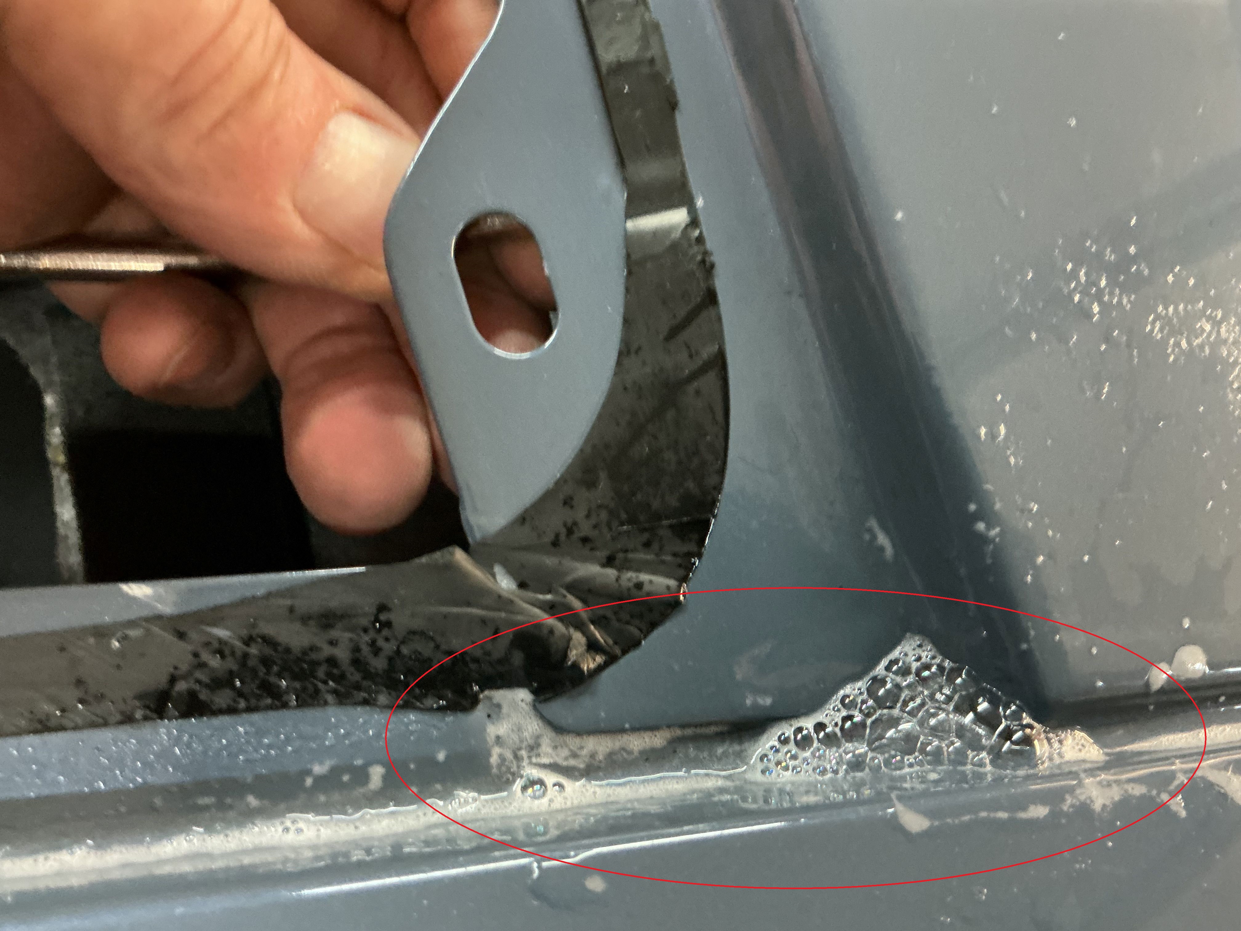 Schaden B-Säule rechts nah.jpg